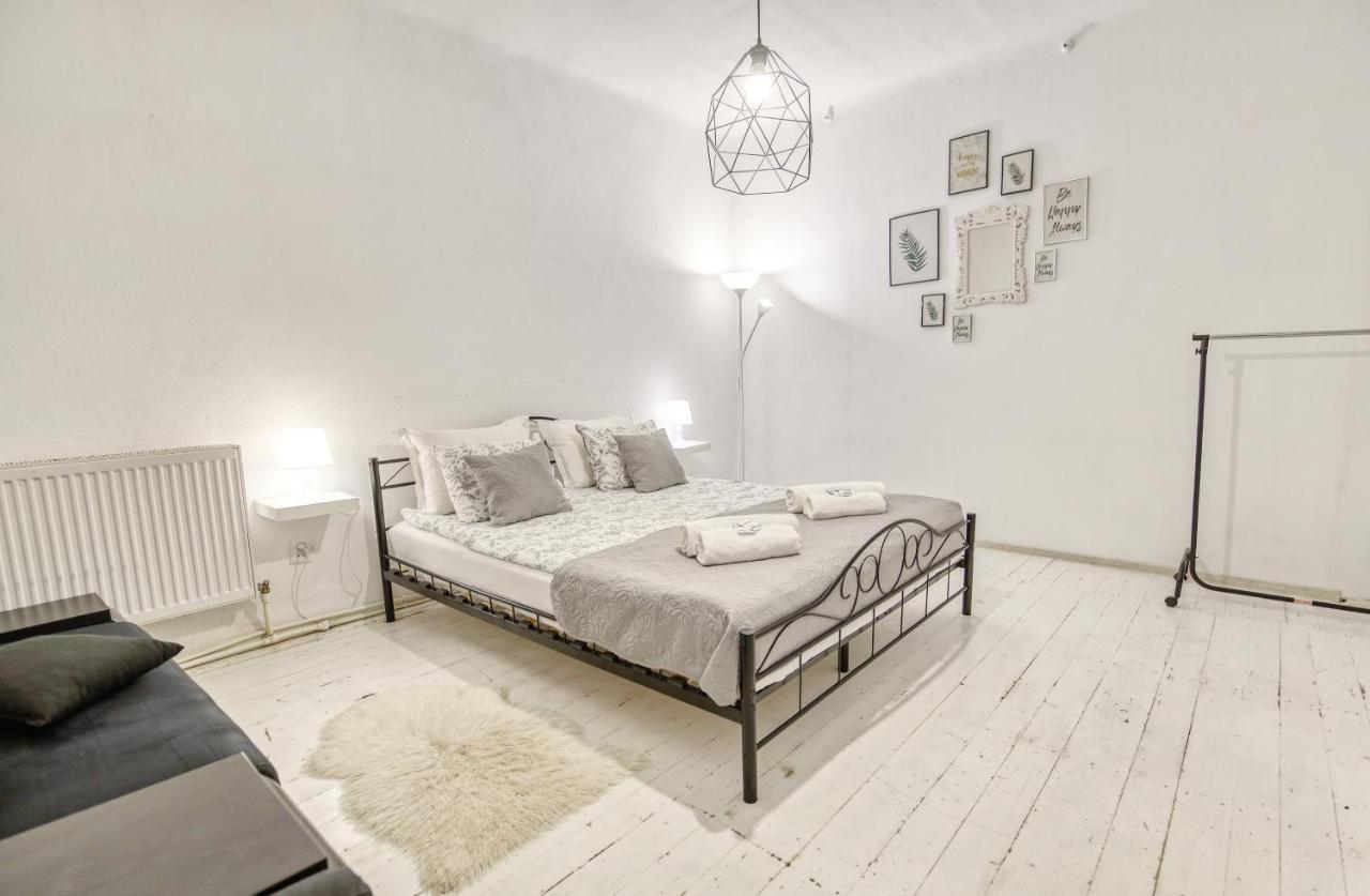 La Maison Blanche Hotel Alba Iulia Bagian luar foto
